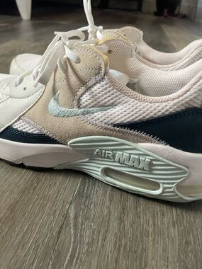 Nike Women’s Air Max Sneaker - Sz 10 🩵